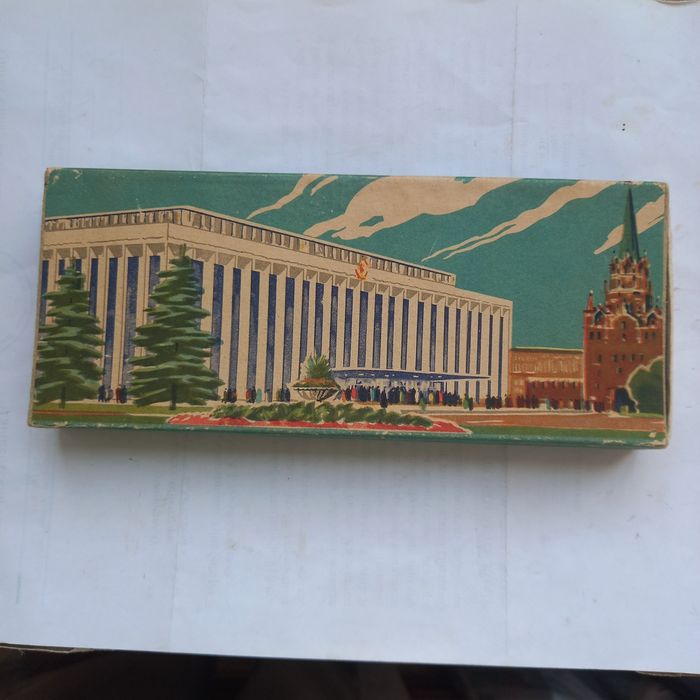 Готовальня, карандаши,чертёжная доска, ватман.