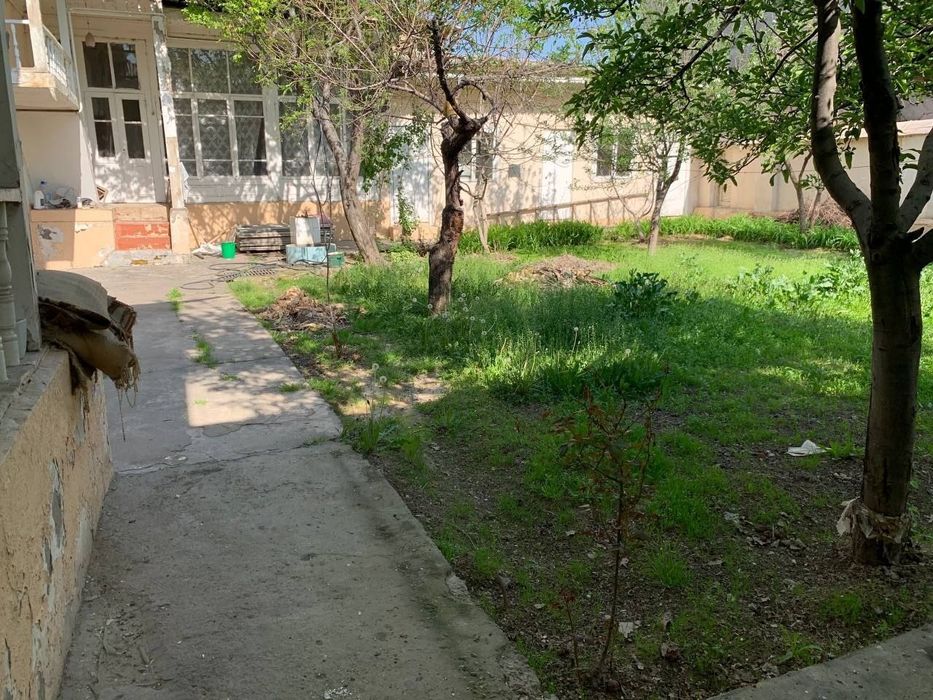 Beshqayrag'ochda Uchasta Sotiladi  6 sotix 10 ta xona  320.000 $  
Fas