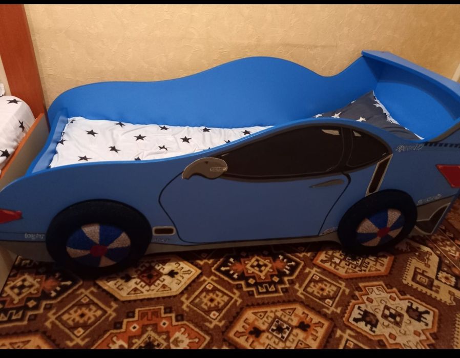 Продам детскую кровать в форме автомобиля