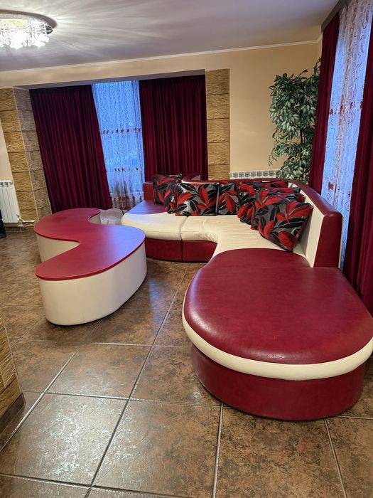 Canapea și masă living