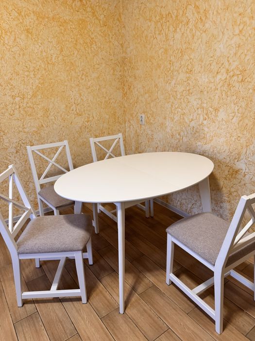 Кухонный стол и стулья