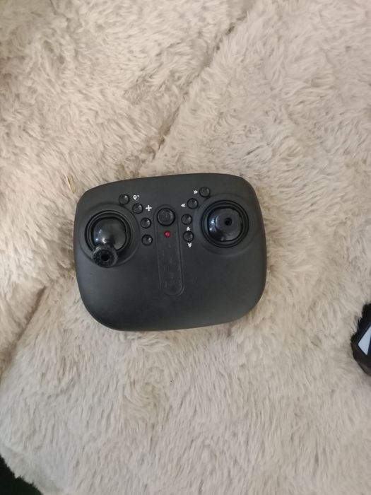 Дрон на пульте управлении