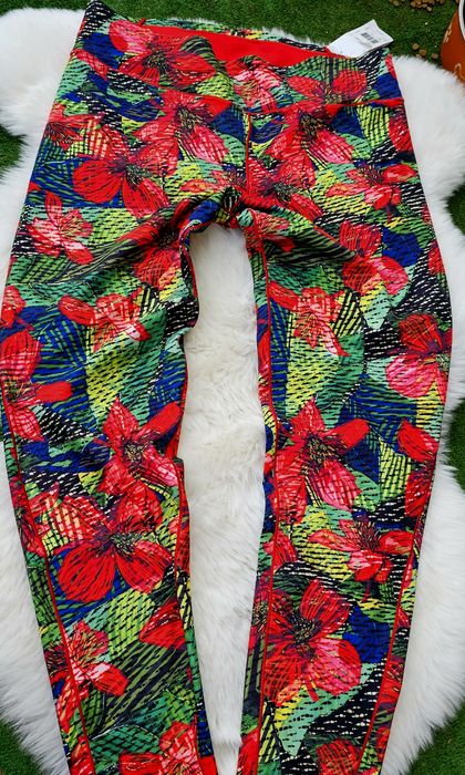 Adidas оригинален дамски клин Л размер нов