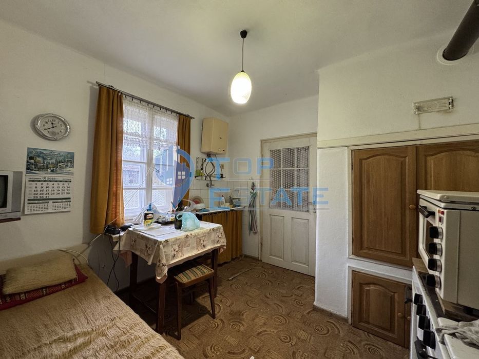 Двуетажна тухлена къща с гараж в с. Константин, област Велико Търново