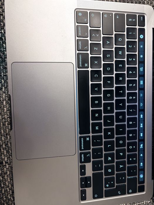 MacBook Pro 13 inch 2020 M1/8GB RAM 256 Gb