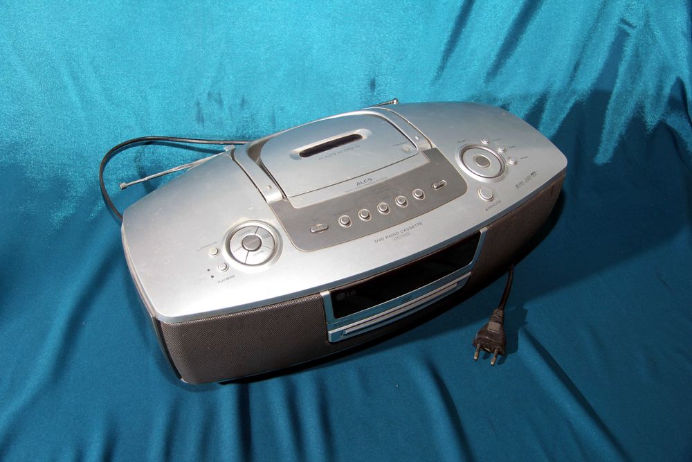 Бумбокс LG  (DVD/CD/FM)