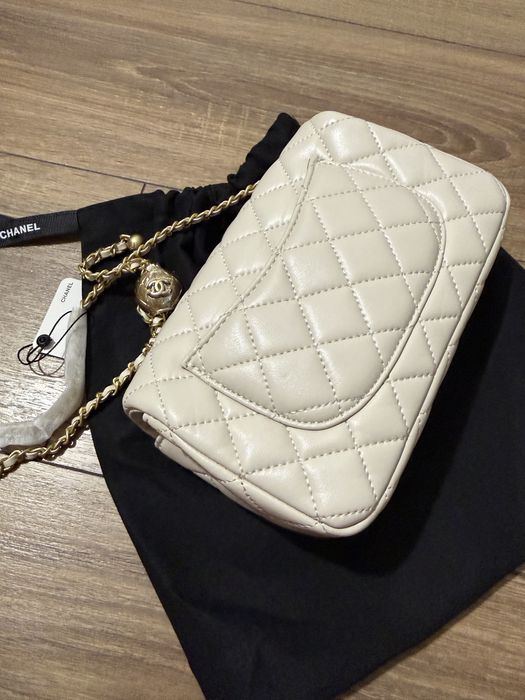 Бяла екрю мини чанта chanel