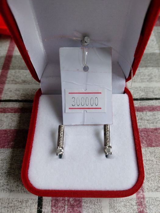 Серьги белое золото с бриллиантами.