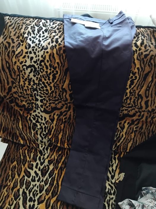 2 perechi pantaloni ,1 maglietă si un maiou