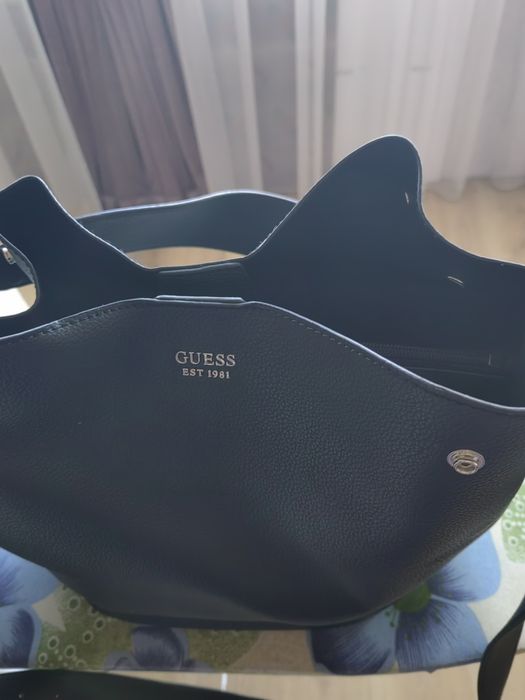 Дамска чанта Guess.