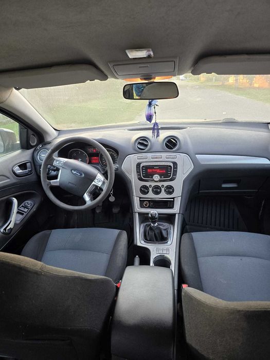 Vând Ford mondeo