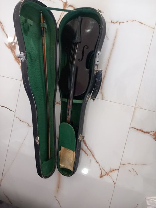 Vand )  vioara cea din poza este foarte veche