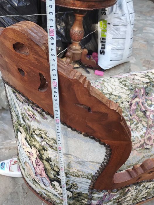 диван -лежанка с табуретка с декоративна възглавница