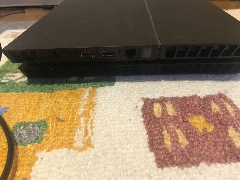 PlayStation 4 спешно се продава с две игри и два контролера