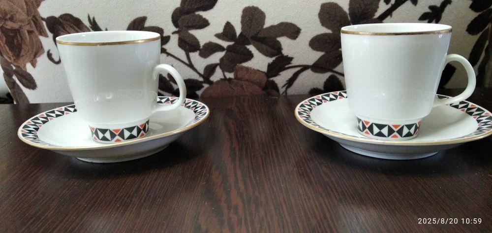 Две пары винтажных кофейных чашечек.