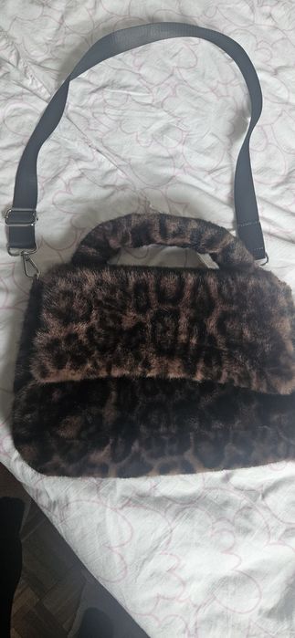 Дамска чантичка с актуален принт