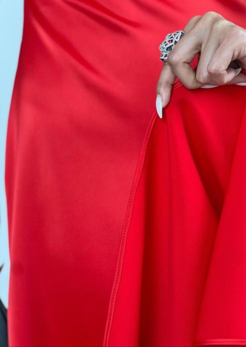 Продам атласное красное платье с рукавами колокол