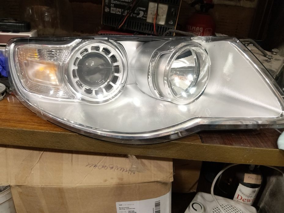 Фар десен VW Touareg 7L фейслифт – като нов – Hella
 Volksw