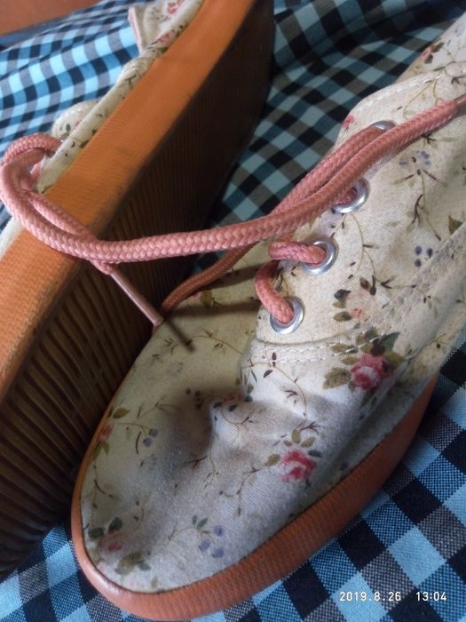 Продам женские кроссовки или кеды.