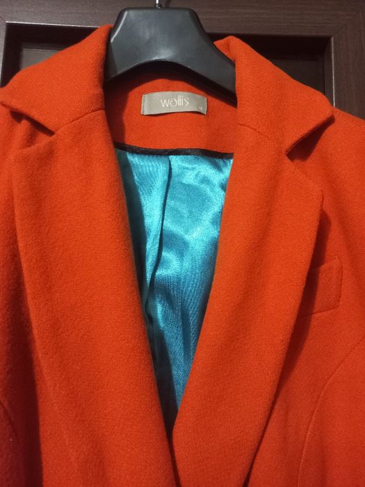 Palton ușor, de la Wallis, fabricat în România,   modern și comod.