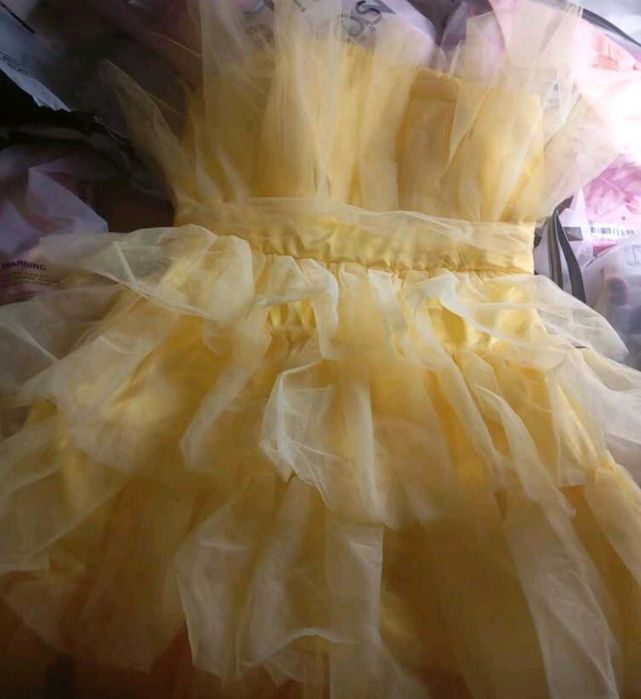 Жълта рокля с тюл