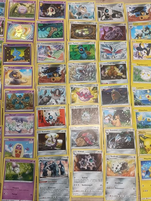 600 de cărți pokemon originale + patru cutii de metal