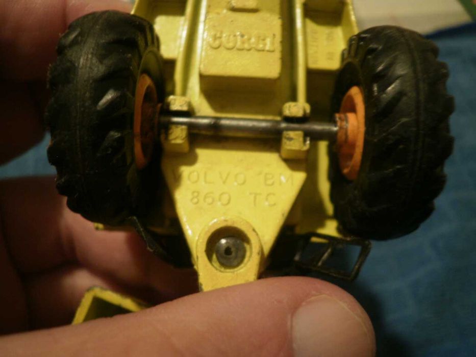 камионче бетоновоз- Corgi Volvo BM 860 TC - метален макет