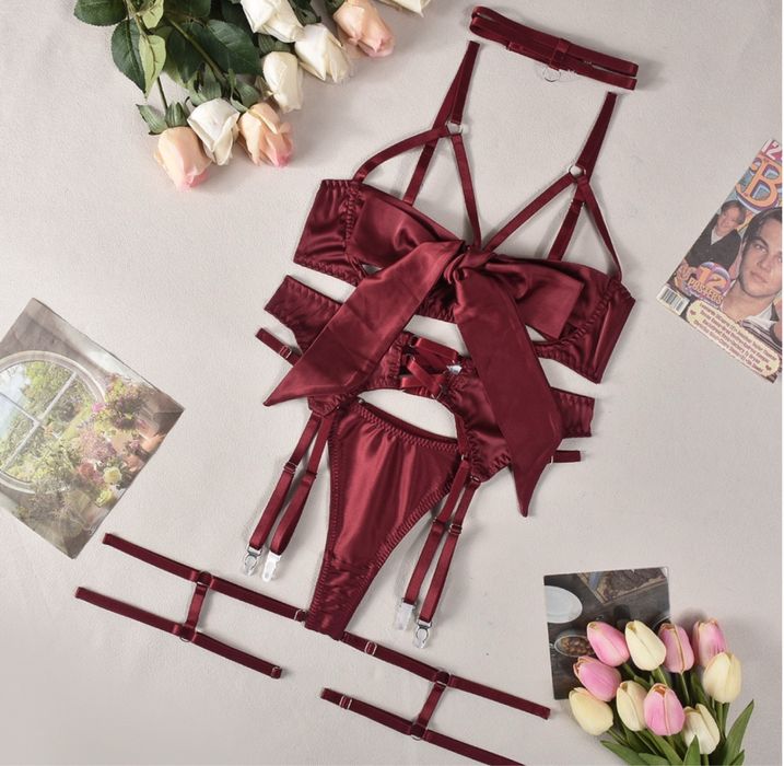 Продам эффектное женское белье с перчатками.