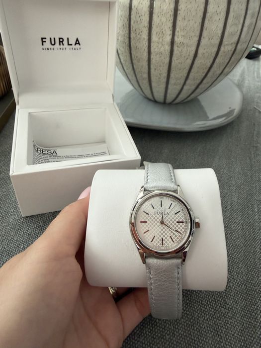 Дамски часовник Furla в сребристо естествена кожа.Часовникът е НОВ