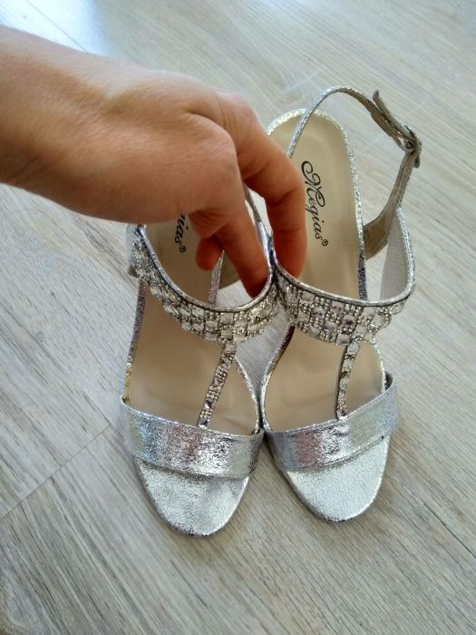 Официални сандали - в сребристо