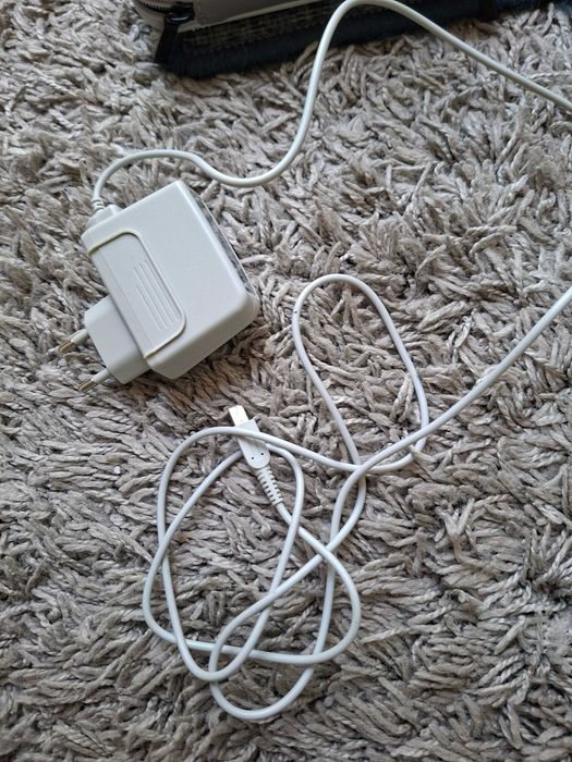 Consola Nintendo DSI, cu 2 cutie utilizata sau la schimb