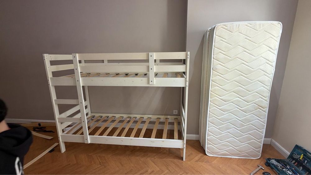Продам срочно  б/у 2 матраса есть