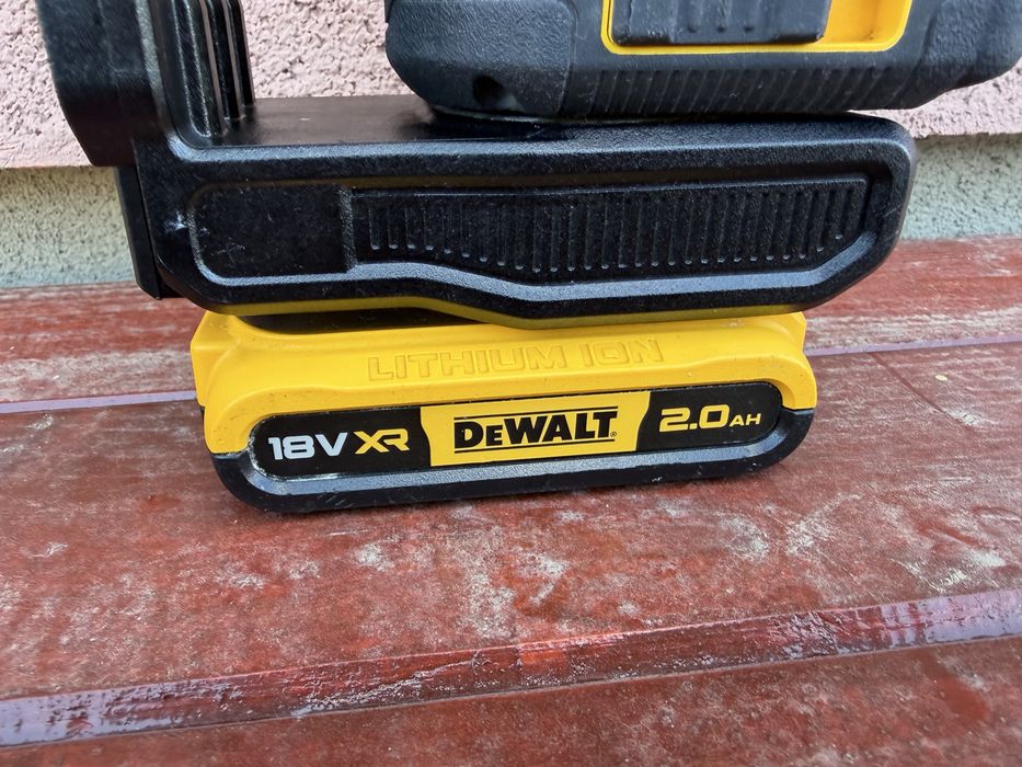 Dewalt nivela cu 3 linii