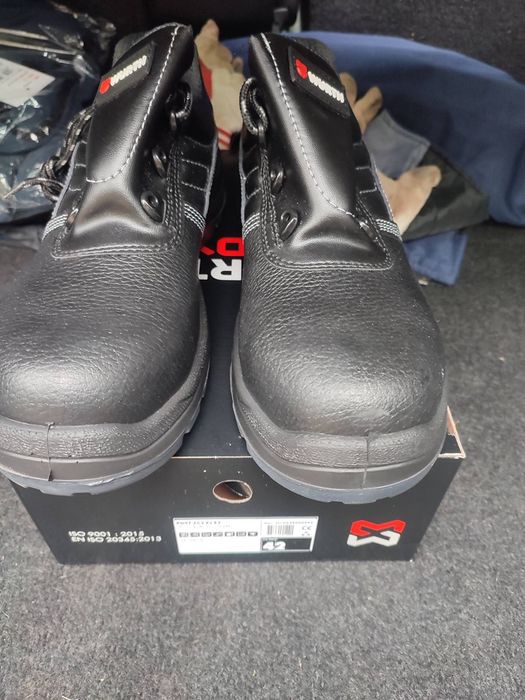 Чисто нови работни обувки