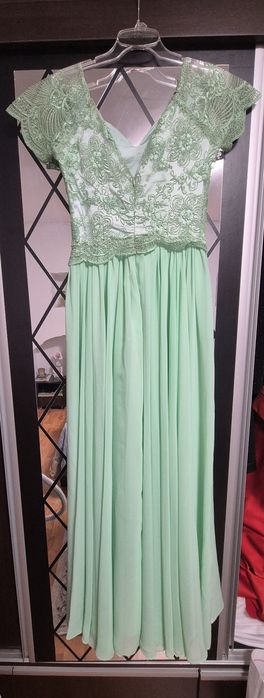 Rochie lungă de seară, de culoare verde mentă, cu dante