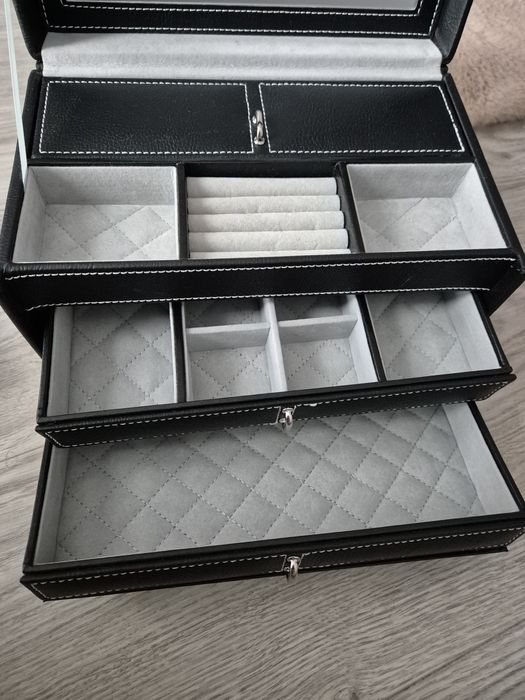 Caseta de bijuterii din piele