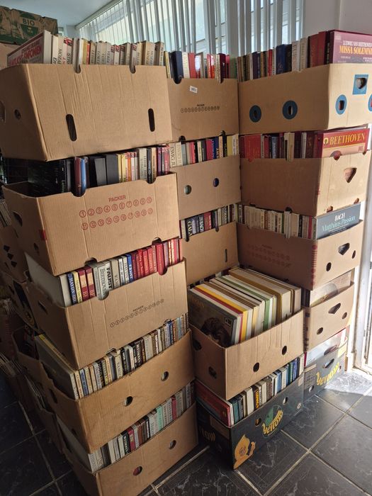 Vând un lot format din 150 de discuri de vinil cu muzică clasică mixtă