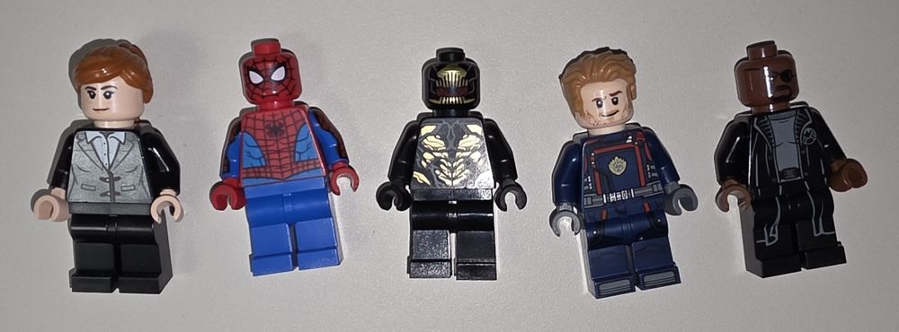 Vând minifigurine Lego Marvel