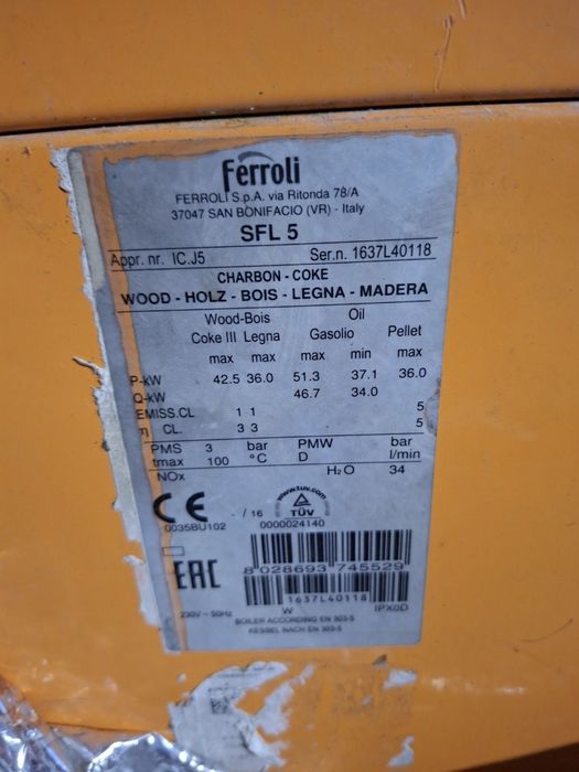 Vând centrală pe lemne