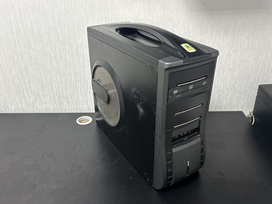 Монитор с процессом и клавиатурой