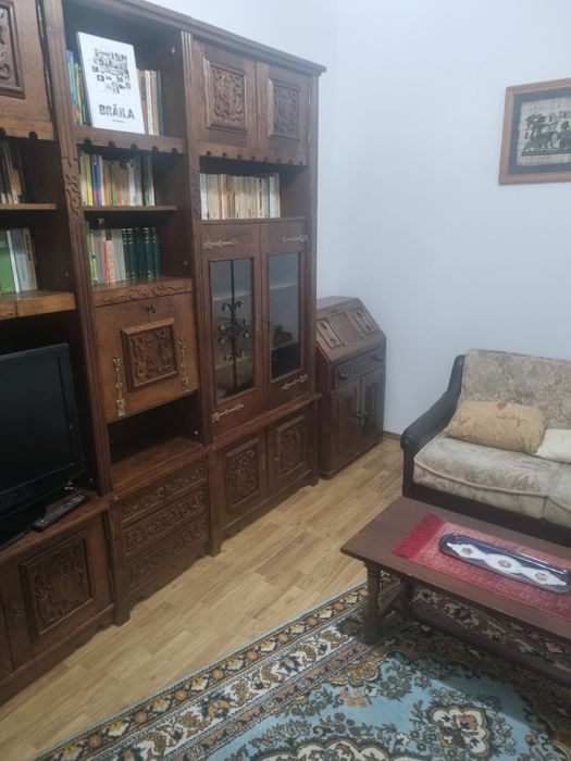 Inchiriez apartament la casa / curte