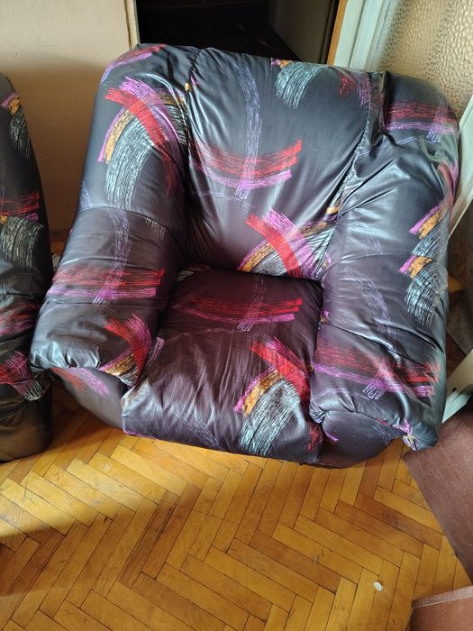 Диван,2 фотьойла и маса