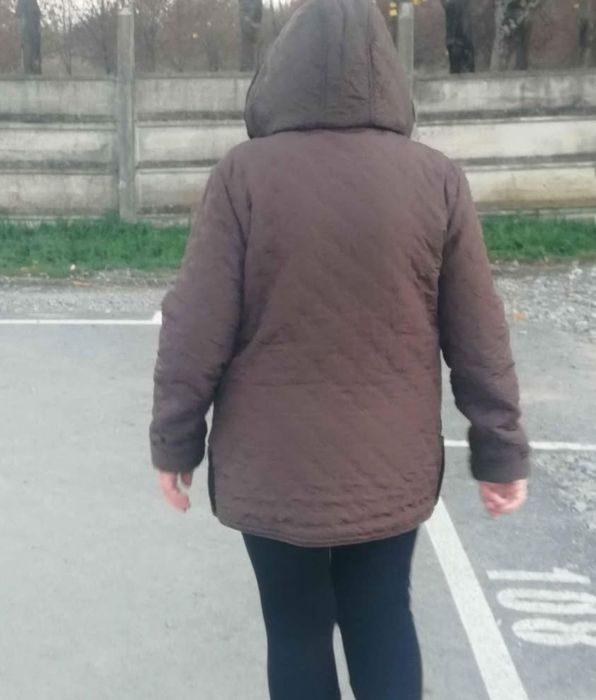 Geacă matlasata ,mărime XL,potrivită pt mărimea  L,cu glugă  detașabilă!
