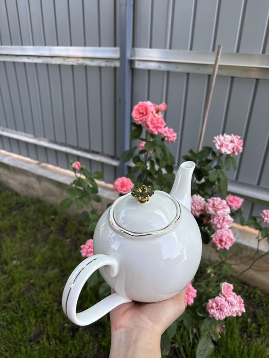 Ceainic alb din ceramică, stare ca nou