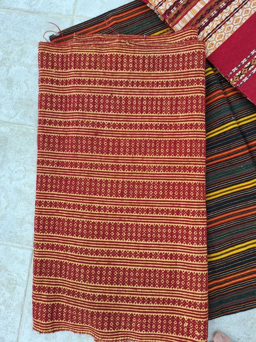 Вълнени , ръчно изработени тъкани с родопски мотиви