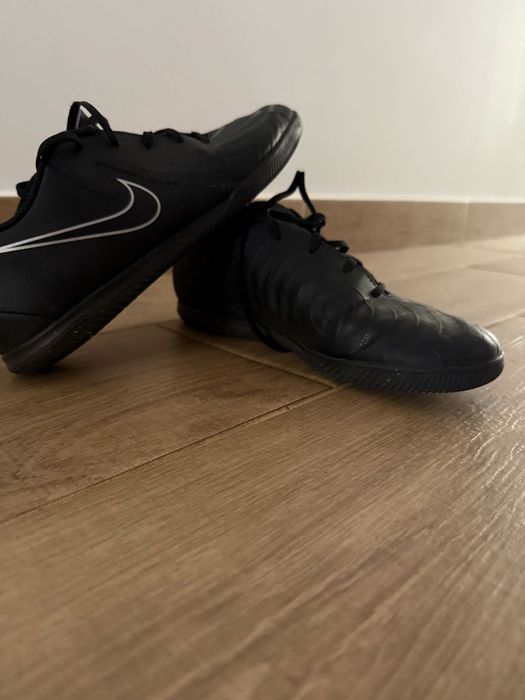 Vând Ghete de fotbal Nike pentru sala