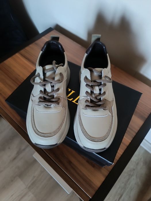 Новые кроссовки на девочку р36