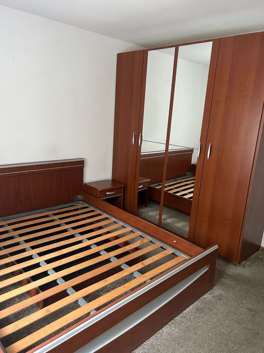 Titlu: Set complet mobilă dormitor (Dulap 4 uși cu oglindă + Pat + 2 Noptiere)
