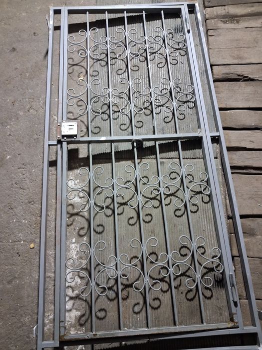 Продам.  Две     Двери железные.