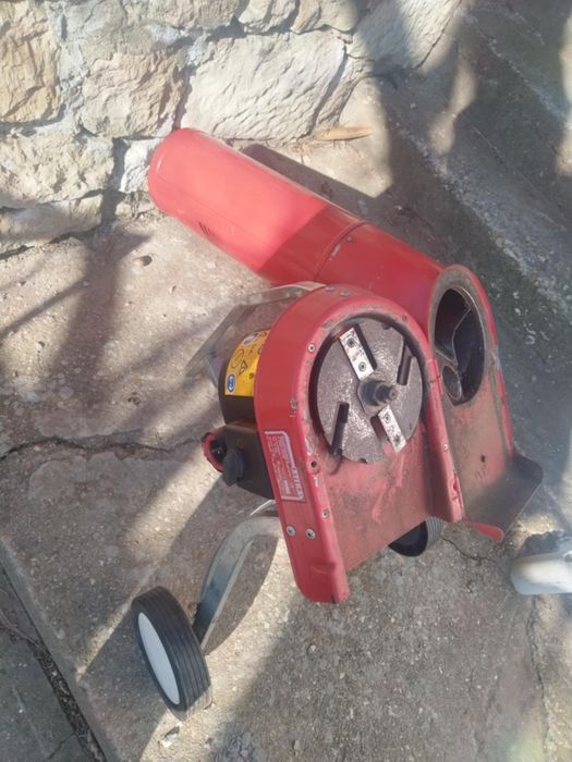 Дробилка за клони, листа, храсти. 
Смила клоните на талаж. 
Широк отво